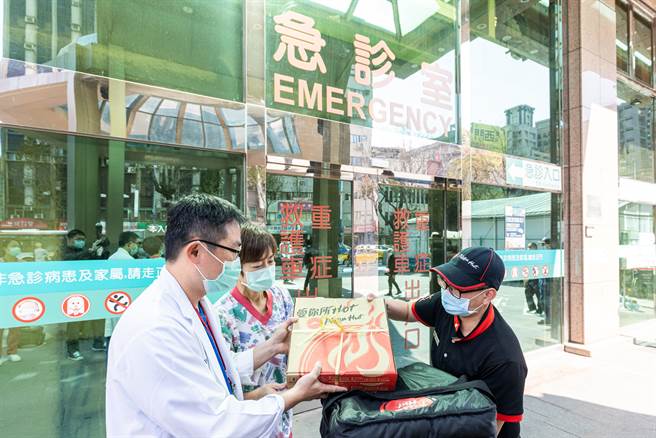 必胜客感谢年节仍须辛勤工作的第一线医护人员，赠送比萨至医疗院所，用比萨「团」每一个人的「圆」！