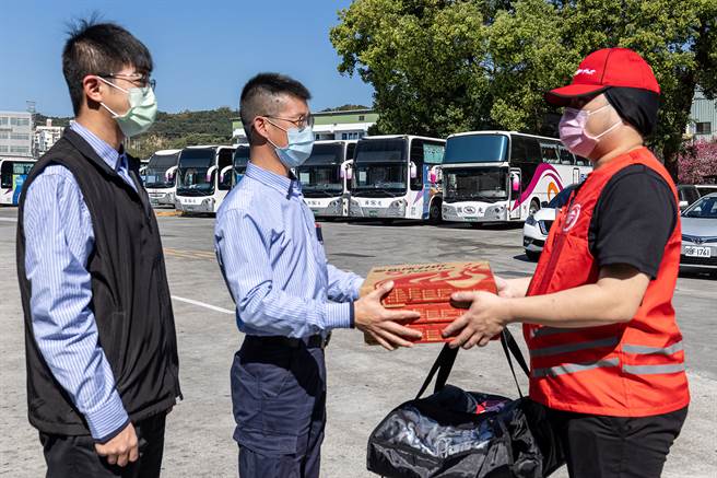 必胜客力挺年节幕后英雄，送上热腾腾比萨给国光客运司机，用比萨「团」每一个人的「圆」！