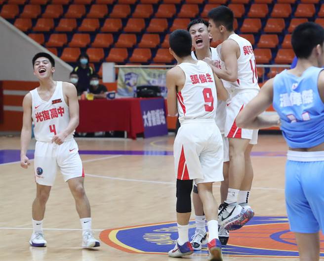 当光復高中确定击败能仁家商取得总决赛门票，光復球员在场上兴奋拥抱。(郑任南摄)