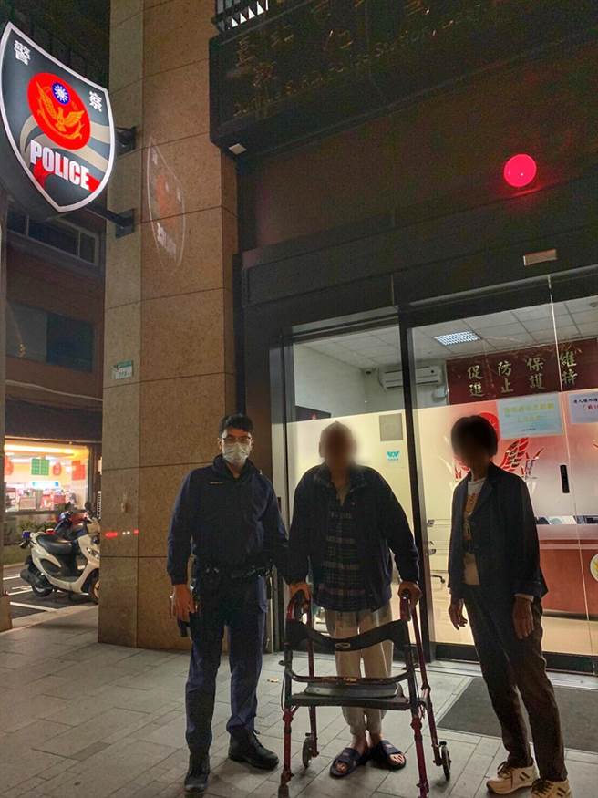 警方確認老翁身分後，通知安養中心負責人將他帶回，避免其走失發生危險。(翻攝照片／林郁平台北傳真）