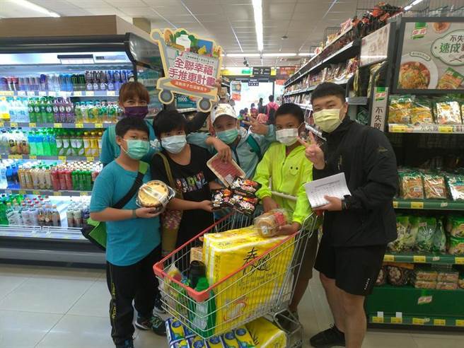 （全联佩桦圆梦社会福利基金会携手臺东县友善关怀协会，透过分组趣味活动的方式，让学童从游戏中学习正确的理财价值观。图／基金会提供）
