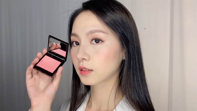 萝拉蜜思「轻肌漂染颊彩」推出4款落入凡间的果漾微醺仙女色。（邱映慈摄）