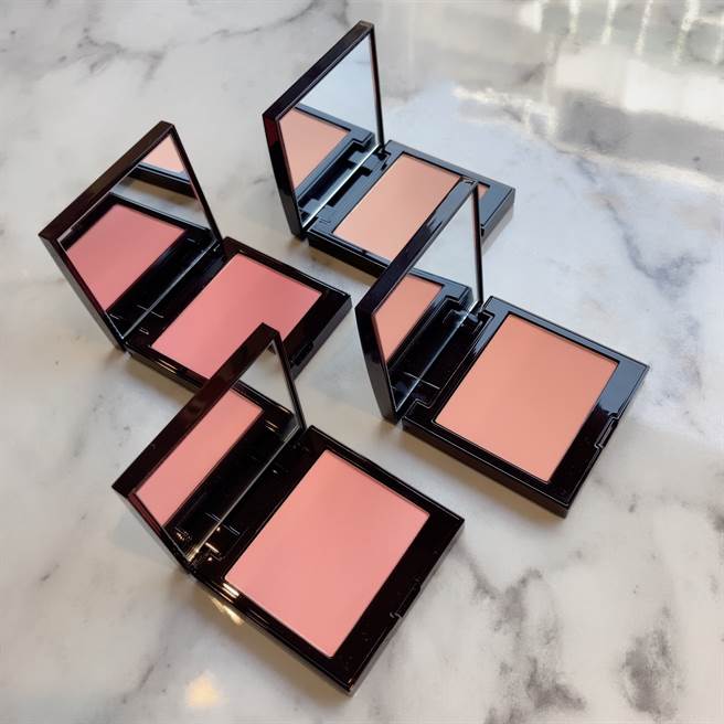 萝拉蜜思轻肌漂染颊彩全新四色，搭配不同风格的妆容，可营造出截然不同的感觉。（邱映慈摄）