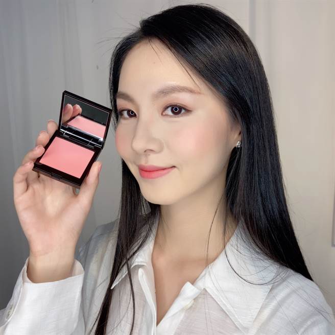 Model示范轻肌漂染颊彩#Passionfruit 百香果漾。（邱映慈摄）