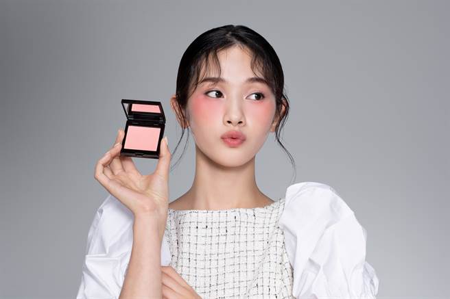 Model示范轻肌漂染颊彩#Watermelon 粉嫩甜瓜。（图／品牌提供）