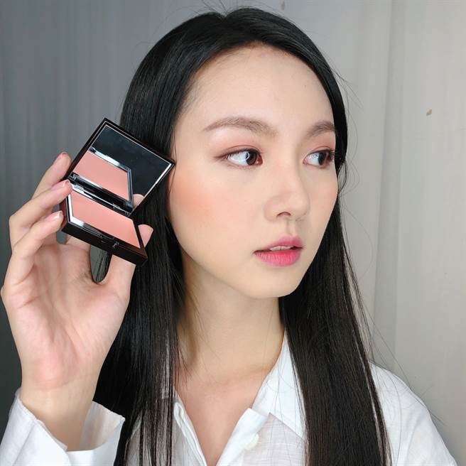 Model示范轻肌漂染颊彩#Bellini 微醺贝里尼。（邱映慈摄）