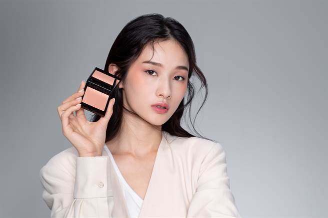 Model示范轻肌漂染颊彩#Guava 微透石榴，推荐与品牌人气色「#Ginger暖姜杏色」迭擦。（图／品牌提供）