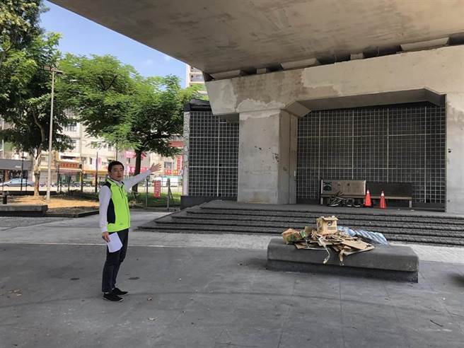 新北市议员张锦豪获台铁同意，争取市府预算将汐止火车站前的桥下小广场打造成矿坑彩绘游戏广场。（张锦豪服务处提供）