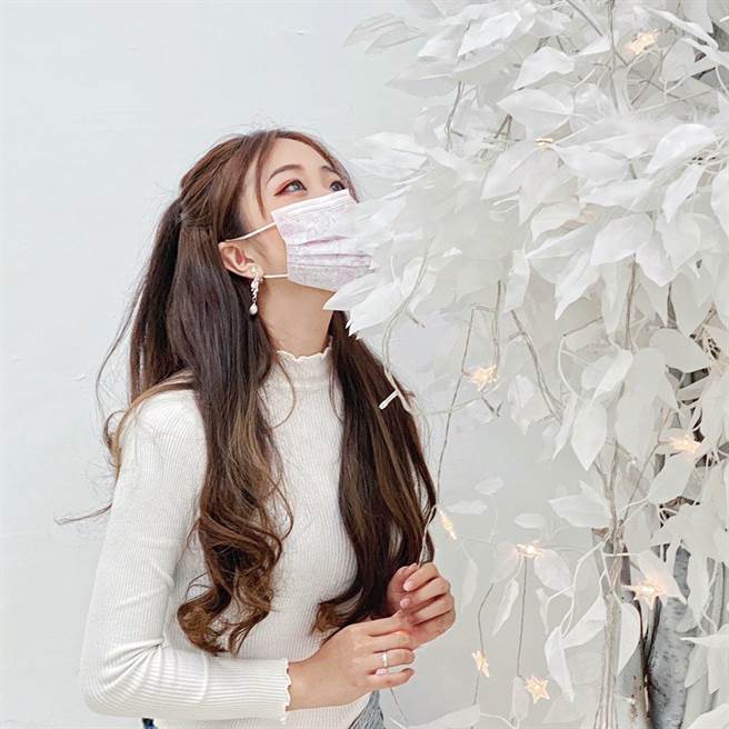 POYA宝雅限定 「她。璀璨似花」3层医用口罩如雪纯净的她情境图。（宝雅提供）