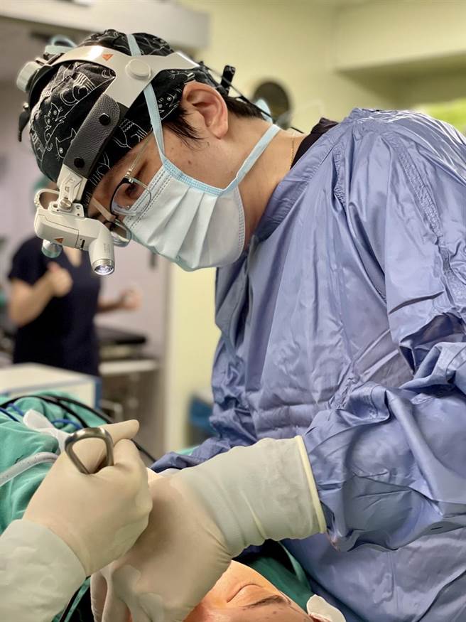 陈振坤医师说：「电子菸虽然闻起来没有一般香菸的气味，但是所含的尼古丁一样是对伤口癒合是有碍的。」（图／陈振坤医师提供）