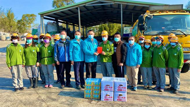 杨镇浯县长致赠金城镇镇清洁队慰勉金。（金门县环保局提供）