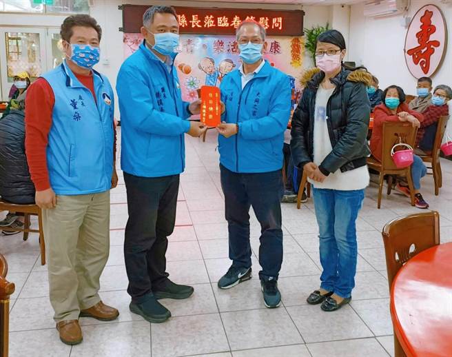 杨镇浯县长率同县府社会处长董燊等人向大同之家老人、幼童贺节。（金门县府社会处提供）