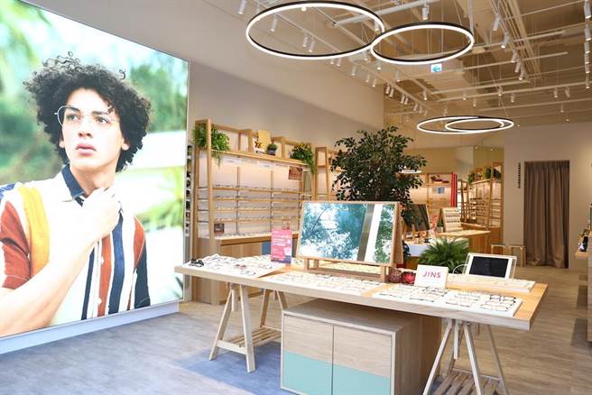 店内设计以「公园」为概念，运用色彩变化和植物氛围。（JINS提供）