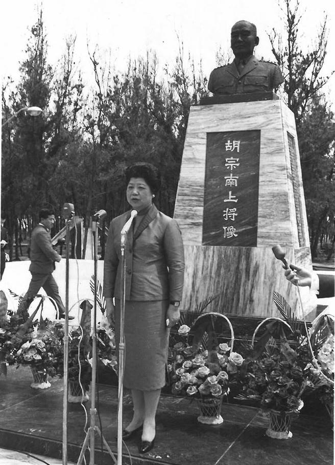 一九六七年父亲铜像立于澎湖，母亲亲临致词。（作者提供）