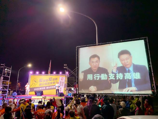 国民党主席江启臣与近日申请入党的媒体人赵少康惊喜同框！两人透过预录影片与民眾致意。（柯宗纬摄）