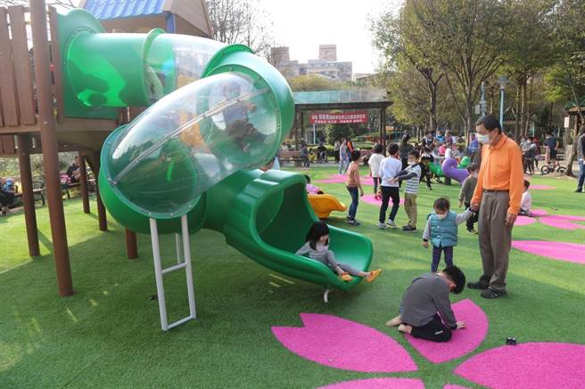 新北市中和區公所進行秀山公園遊戲場改善工程於1月底順利完工，今（5日）舉行整修更新啟用典禮。（中和區公所提供）