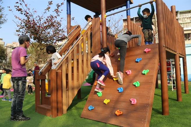 新北市中和區公所進行秀山公園遊戲場改善工程於1月底順利完工，今（5日）舉行整修更新啟用典禮。（中和區公所提供）