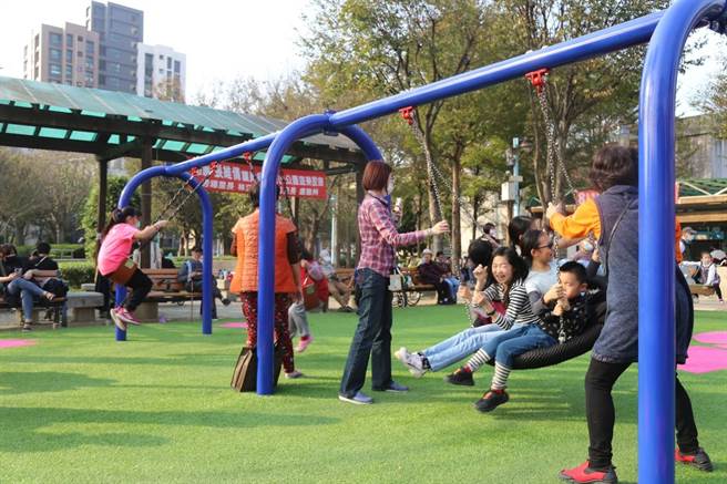 新北市中和區公所進行秀山公園遊戲場改善工程於1月底順利完工，今（5日）舉行整修更新啟用典禮。（中和區公所提供）