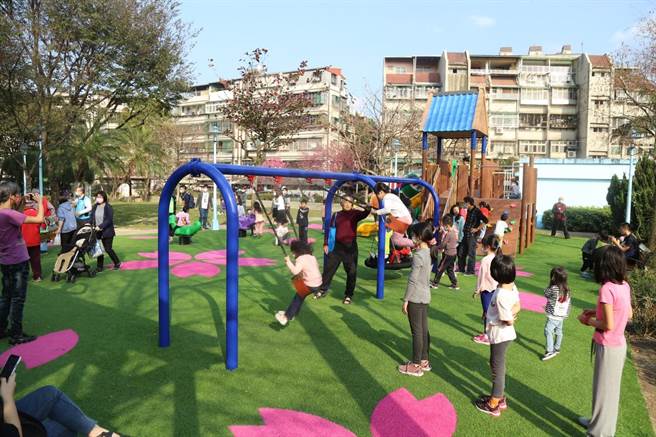 新北市中和區公所進行秀山公園遊戲場改善工程於1月底順利完工，今（5日）舉行整修更新啟用典禮。（中和區公所提供）