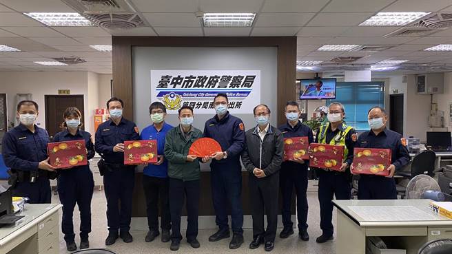 台中市大台中警察之友會第四辦事處主任江敏賢與台中市政府警察局第四分局長許明耀，5日致贈象徵大吉大利的茂谷柑橘給警察同仁。（民眾提供／盧金足台中傳真）