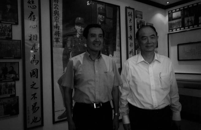 我担任国安会秘书长时，马英九总统亲赴东引参观东昌阁，并向父亲致敬。（作者提供）