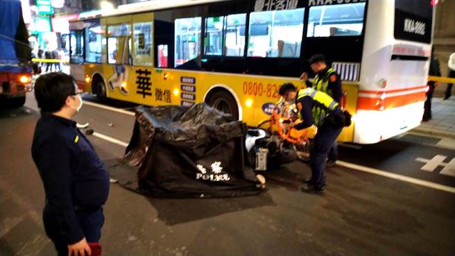 板桥发生机车骑士遭拖板车辗毙交通事故。（王扬杰摄）