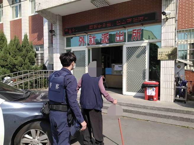 桃園市蘆竹警分局日前接獲報案，指海山路有迷途老人，為了能讓失蹤迷途者儘快返家團圓，歡渡好年，警方趕緊尋找，還因老翁家人不便，甚至載老翁返家。（警方提供／賴佑維桃園傳真）