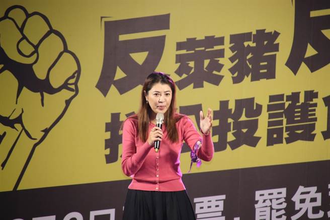 「神力女超人」国民党立委许淑华现身罢捷之夜，罗列无党籍高市议员黄捷三大罪状。（柯宗纬摄）