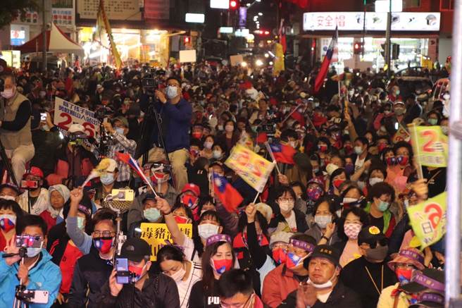 罢捷之夜挤入近千位支持者。（柯宗纬摄）