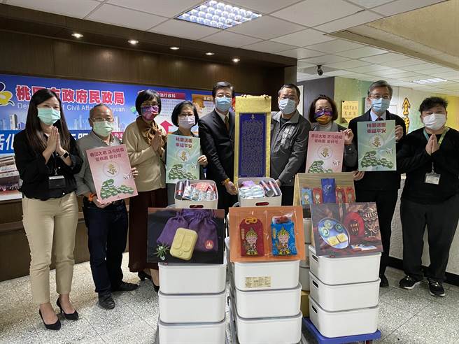 鹫山持续关怀第一线防疫人员，2月5日到桃园市政府，致赠〈楞严咒〉平安挂轴及平安御守等心灵防疫法宝。（灵鹫山提供／赖佑维桃园传真）