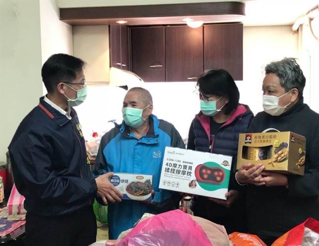 新北市新店区长朱思戎带领公所同仁与替代役男，前往独居长者洪伯伯家中访视。（新店区公所提供）