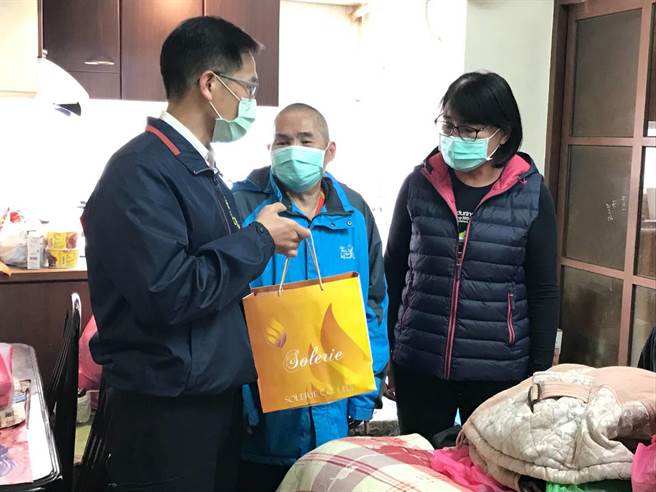 新北市新店区长朱思戎带领公所同仁与替代役男，前往独居长者洪伯伯家中访视。（新店区公所提供）