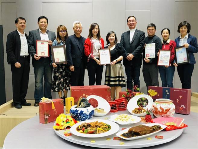 企业寒冬送暖，准备60份的家庭年菜，赠送台湾行动菩萨助学协会偏乡孩子。（卢金足摄）