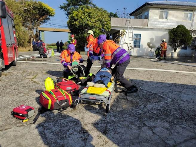 桃园市政府消防局第三大队5日在观音区坑尾里一处2层透天厝，办理狭小巷弄民宅火警抢救演练，演练逼真。（赖佑维摄）