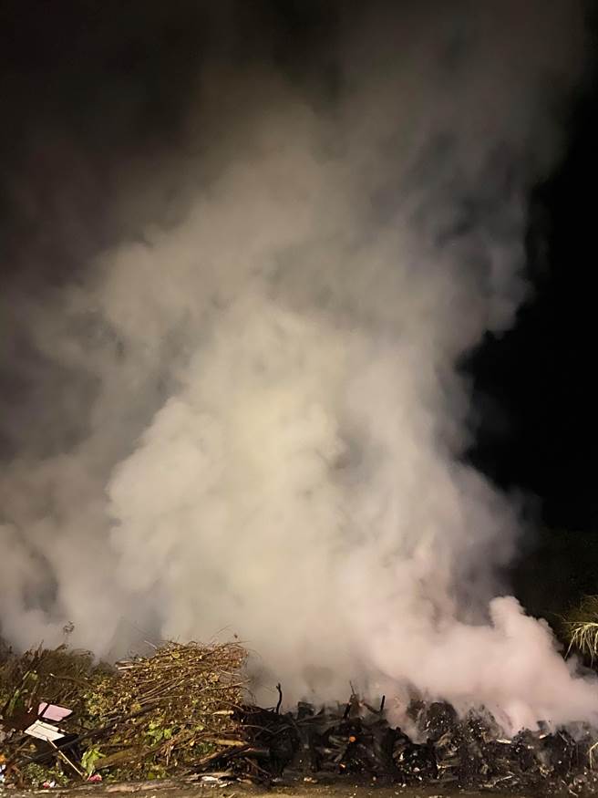 台東縣關山鎮垃圾掩埋場5日傍晚5點55分傳出火警，現場濃煙不斷。(民眾提供)