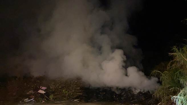 台東縣關山鎮垃圾掩埋場5日傍晚5點55分傳出火警，現場濃煙不斷。(民眾提供)