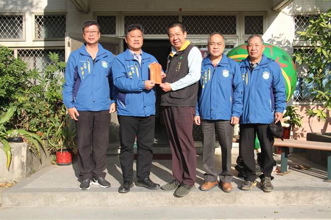 杨忠俊乡长偕同仁转捐金门家扶中心，挹注扶幼馆兴建之用。（金寧乡公所提供）