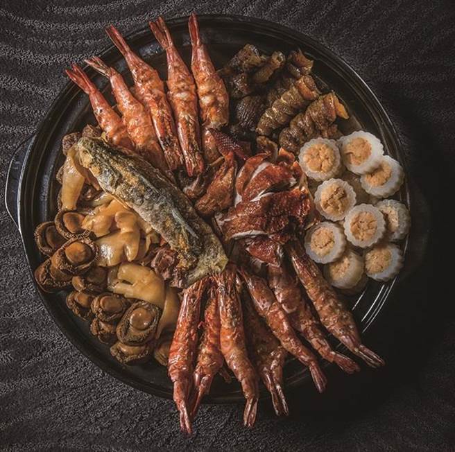 新光三越「名人坊 富贵盆菜」，6人份1万5000元、10人份2万5000元。（新光三越提供）