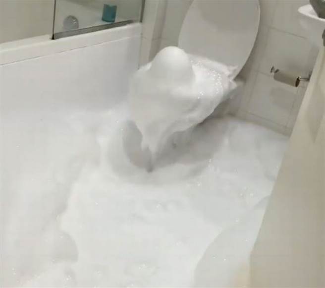 英國一名男子日前半夜醒來時，驚覺家中馬桶變噴泉，狂冒出白色泡泡。(圖翻攝自每日星報)
