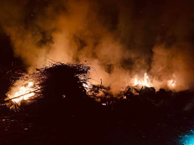 台東縣關山鎮垃圾掩埋場5日傍晚5點55分傳出火警，現場濃煙不斷，警消獲報後到場，關山消防隊派出多輛消防車控制火勢，所幸無人傷亡。（民眾提供／蔡旻妤台東傳真）