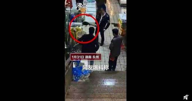 有網友爆料，永州市場竟有商家販售現宰活貓，相當殘忍！（圖／擷取自微博）