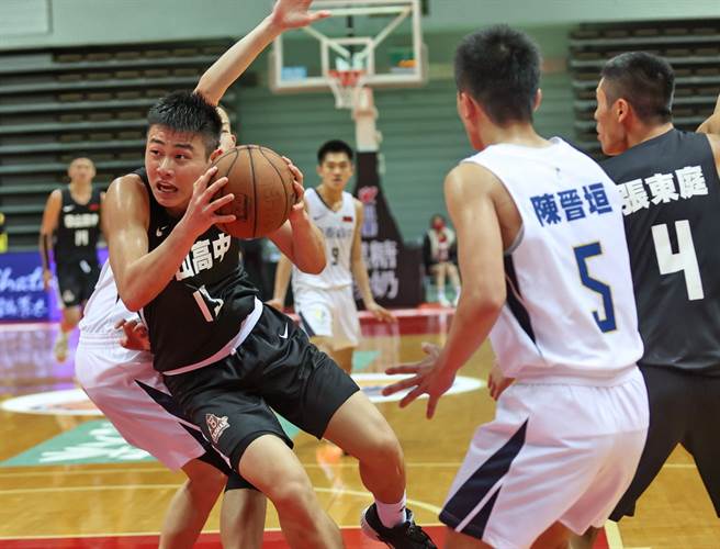 泰山前鋒劉丞勳(持球者)5日拿下30分、19籃板的驚人雙十數據。(高中體總提供)