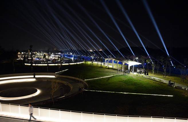 屏东县民公园5日晚间热闹开园。(林和生摄)