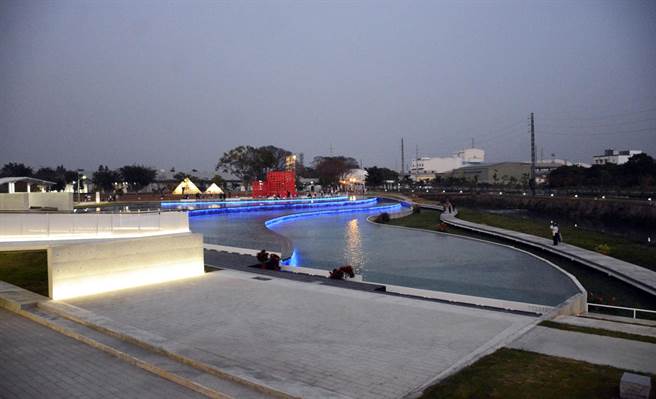 屏东县民公园5日晚间热闹开园。(林和生摄)