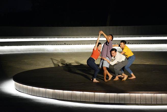 屏东县民公园5日晚间热闹开园。(林和生摄)