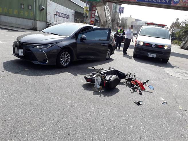 22岁罗姓男子今（5）中午12时许骑乘电动自行车，行经中山路与慈和街口欲左转，与对向直行的自小客车碰撞，罗男摔车受伤送医治疗。（翻摄照片／巫静婷苗栗传真）