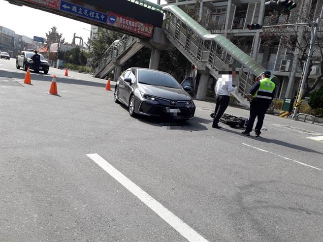 22岁罗姓男子今（5）中午12时许骑乘电动自行车，行经中山路与慈和街口欲左转，与对向直行的自小客车碰撞，罗男摔车受伤送医治疗。（翻摄照片／巫静婷苗栗传真）