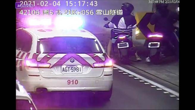大學生口罩黏機車牌衝進雪隧 瞎扯導航害的 下場超慘（圖／翻攝畫面）