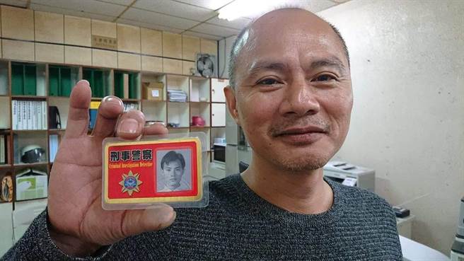 洪智雄连年扮演防抢歹徒，他秀出20岁从警时拍摄的警员服务证，证明自己帅气外表被警察工作折腾到沧桑。（程炳璋摄）
