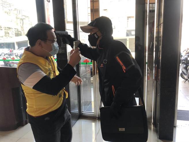 洪智雄今年再度扮演银行抢匪角色。（程炳璋摄）